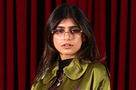 mia khlifa onlyfans|Mia Khalifa gives away intimate photos for OnlyFans subscribers